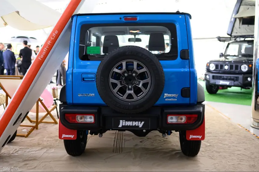 Đuôi xe Suzuki Jimny dáng vuông, kiểu hình hộp