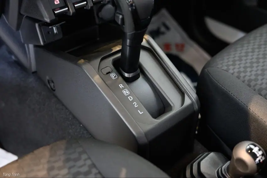 Cụm cần số truyền thống trên Suzuki Jimny
