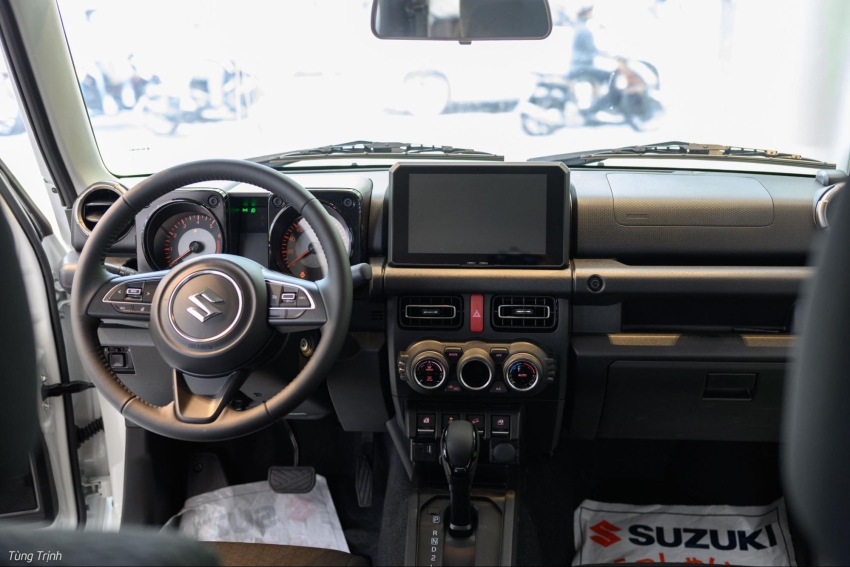 Khoang xe Suzuki Jimny thiết kế tối giản, phần lớn ốp nhựa cứng
