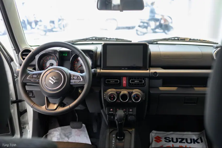 Khoang xe Suzuki Jimny thiết kế tối giản, phần lớn ốp nhựa cứng