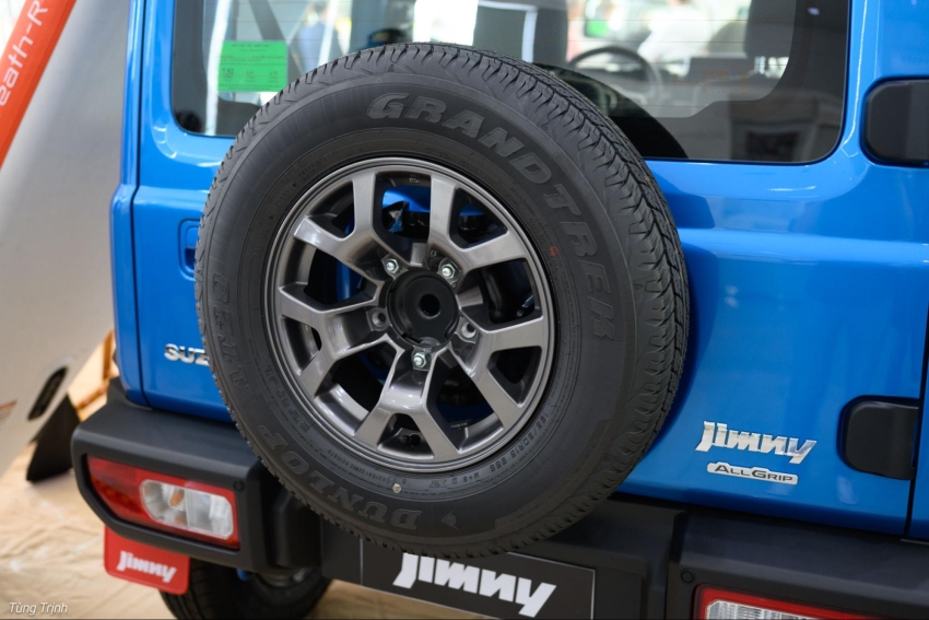 Lốp dự phòng Suzuki Jimny ngay ngoài mặt sau đuôi xe