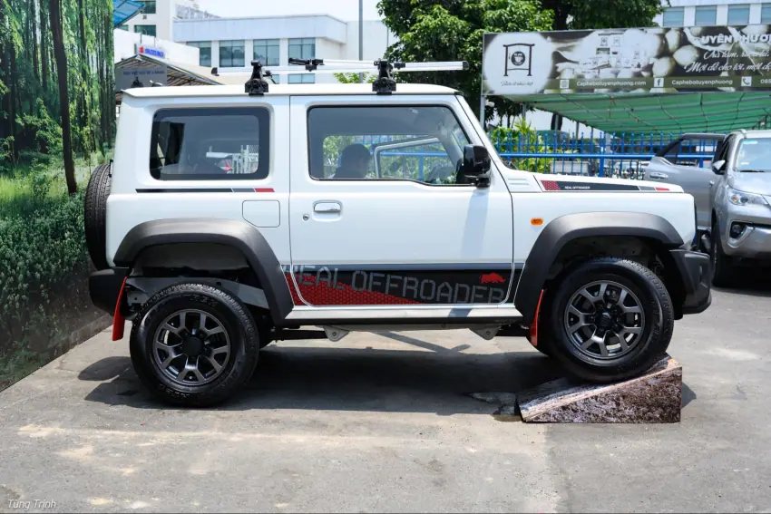 Thân xe Suzuki Jimny toát lên vẻ rắn rỏi, vững chắc