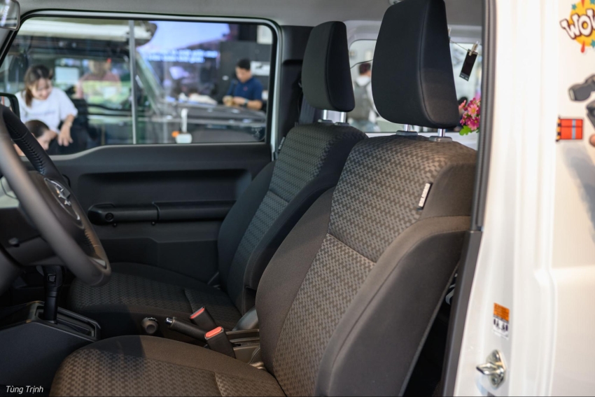 Toàn bộ ghế trên Suzuki Jimny sử dụng chất liệu nỉ
