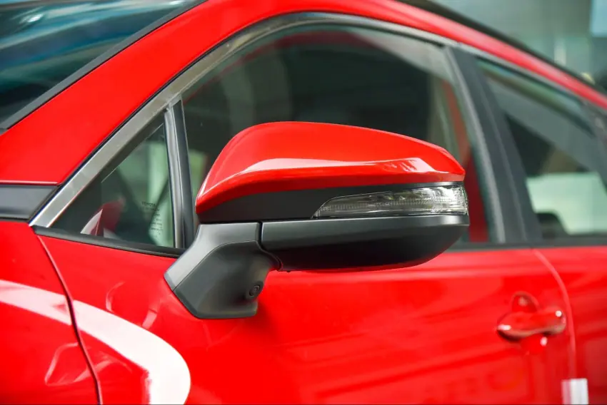 Gương chiếu hậu Toyota Corolla Cross thiết kế tách rời cột A phối hai màu