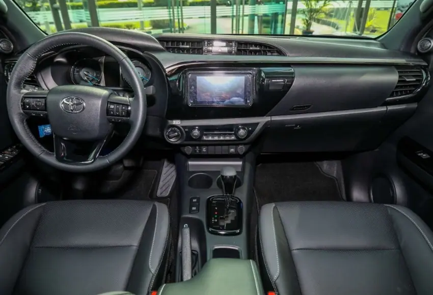 Thiết kế nội thất Toyota Hilux 2024 đơn giản và thực dụng