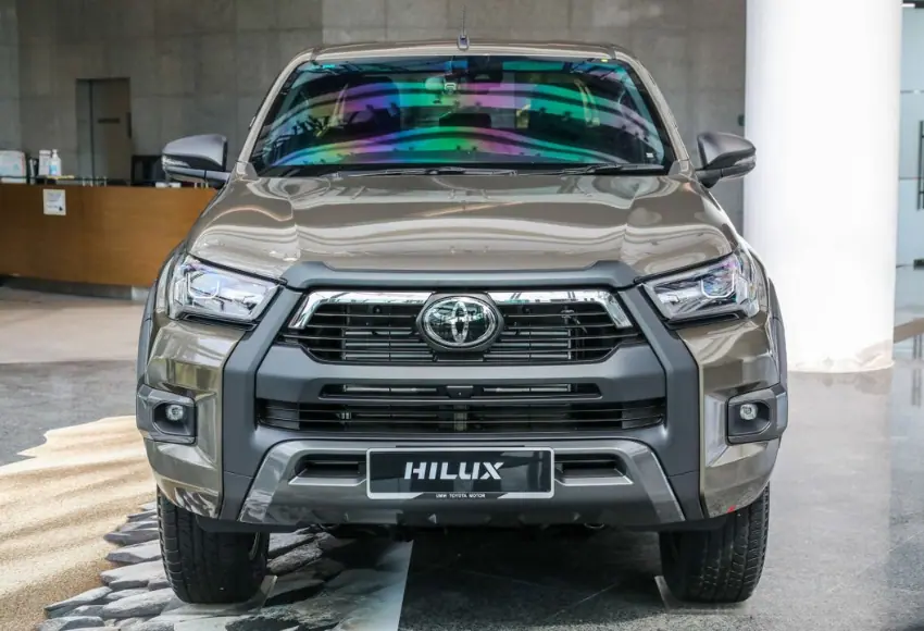 Đầu xe Toyota Hilux 2024 tạo khối to, góc cạnh toát lên vẻ cơ bắp