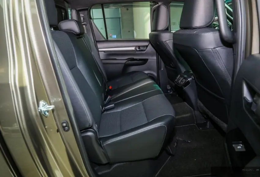 Hàng ghế sau Toyota Hilux 2024 khá rộng rãi nhưng tựa lưng hơi đứng