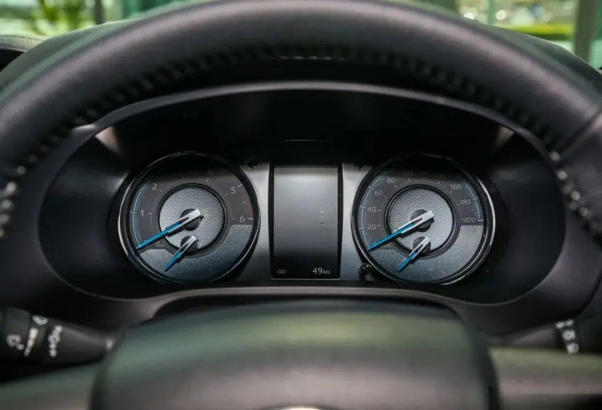 Cụm đồng hồ Toyota Hilux 2024 có màn hình hiển thị đa thông tin 4.2 inch nằm giữa