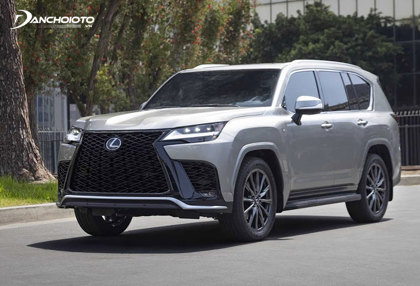 Lexus LX 570 lại mang nét cổ điển và truyền thống vững chắc vốn có của dòng xe Nhật