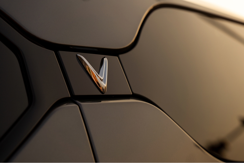 Điểm nổi bật của VinFast VF9 là logo chữ V nằm bên hông xe