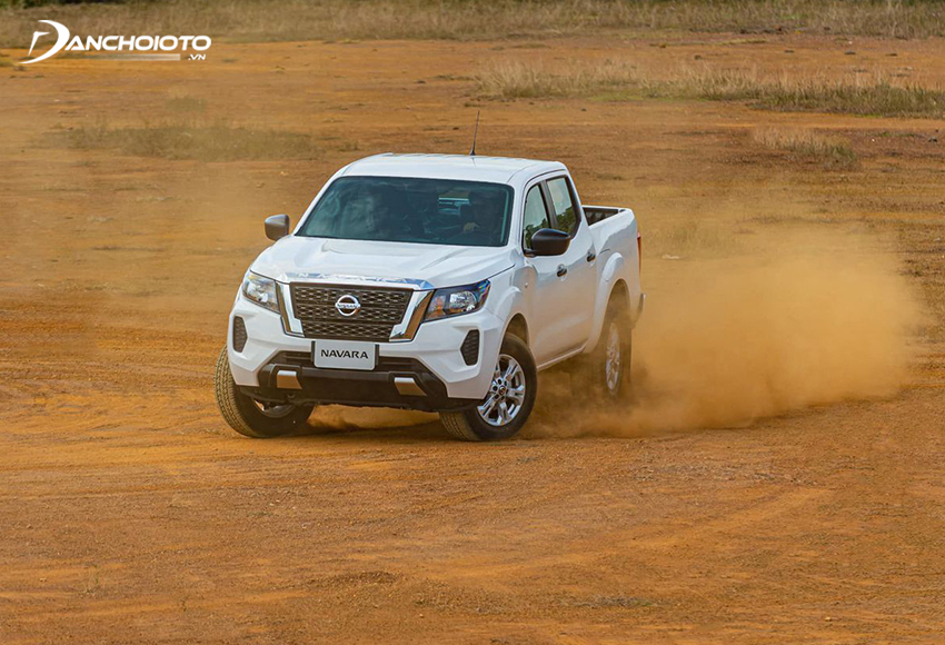 Vô lăng mới trên Nissan Navara cho góc đánh lái nhỏ hơn 12% và nhẹ hơn 14% so với bản tiền nhiệm