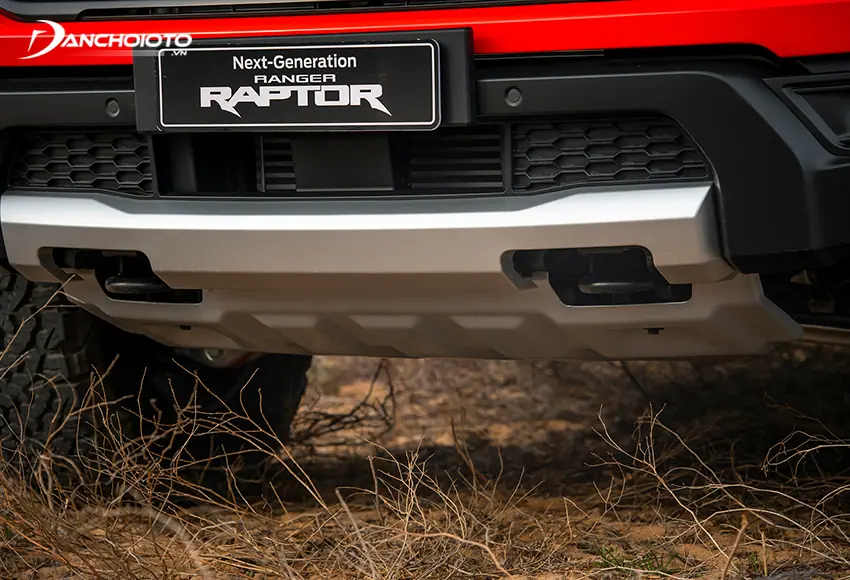 Cản trước Ford Ranger Raptor nằm tách biệt với bộ lưới tản nhiệt, mạ chrome bóng bẩy