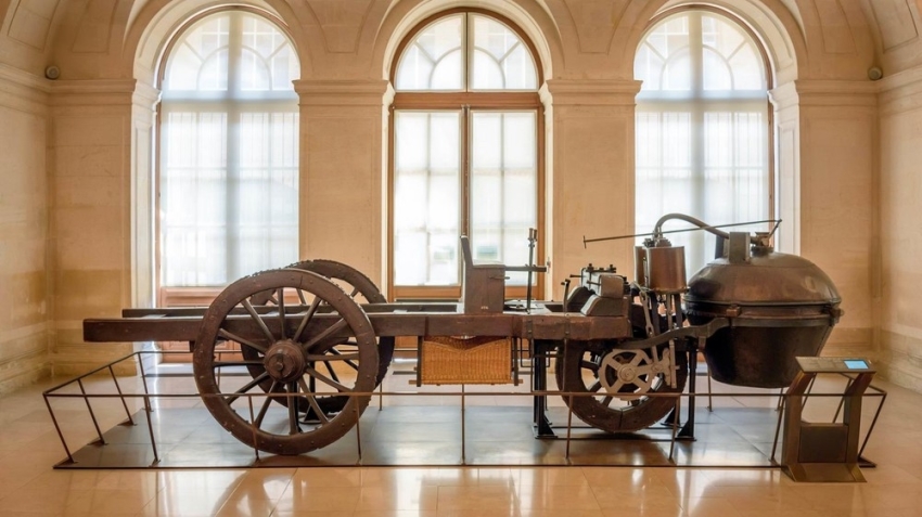 Xe vận hành bằng động cơ hơi nước do Nicolas Joseph Cugnot chế tạo năm 1770