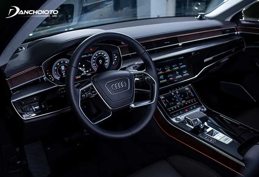 Vô lăng Audi A8L được bọc da cùng thiết kế 2 chấu kép