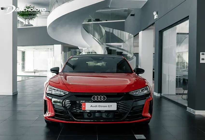 Đầu xe Audi E-tron GT mang đường nét mảnh mai, uyển chuyển