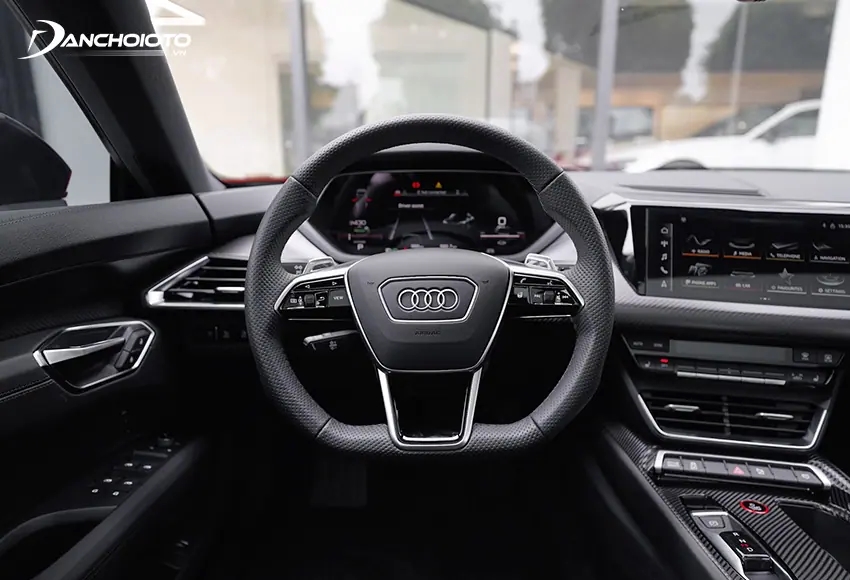 Vô lăng Audi E-tron GT bọc da thiết kế theo dạng D-Cut trẻ trung