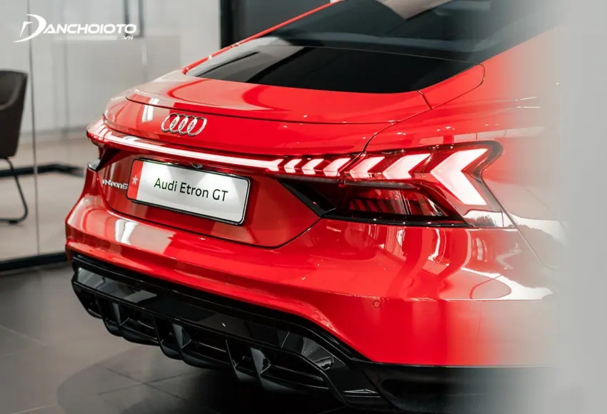 Đuôi xe Audi E-tron GT nổi bật với đèn LED dạng tia độc đáo