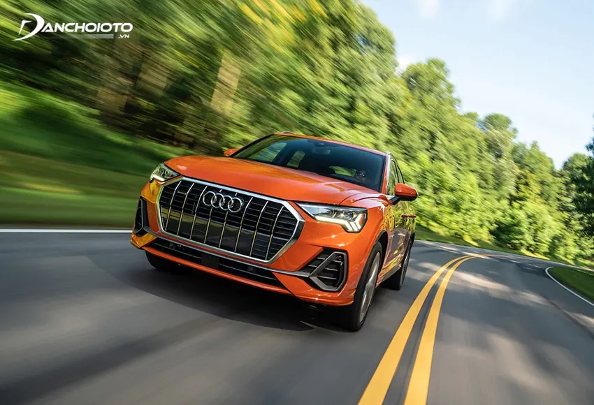 Vô lăng Audi Q3 cũng cho cảm giác lái vô cùng chân thực