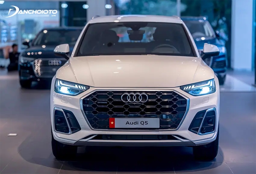 Lưới tản nhiệt hình bát giác mạ chrome tạo hình tổ ong của Audi Q5