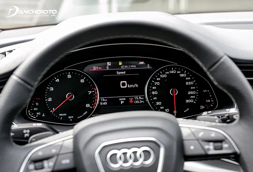 Phía sau vô lăng Audi Q7 là màn hình tốc độ điện tử Audi virtual cockpit