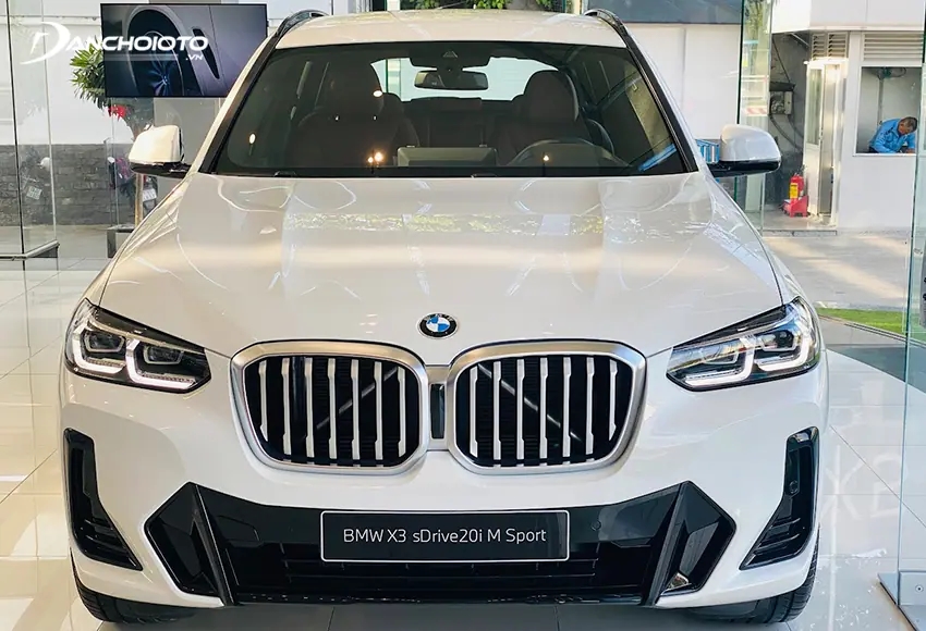 Đầu xe BMW X3 sở hữu cụm lưới tản nhiệt với hình dáng quả thận đôi