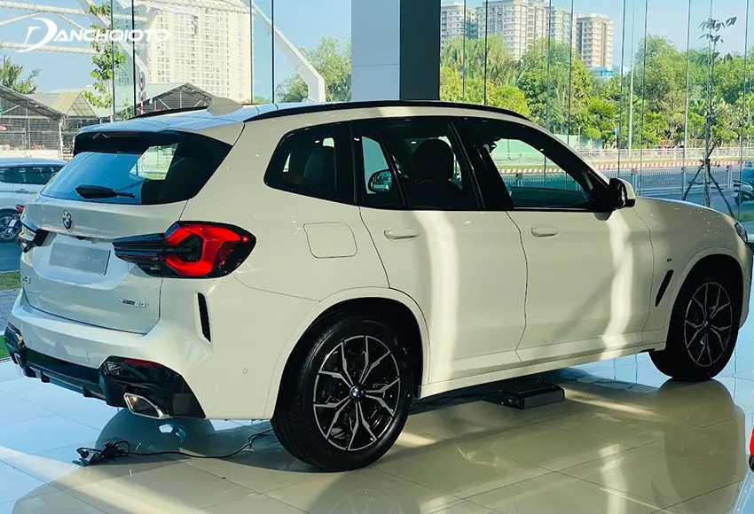 Viền cửa sổ và giá nóc của BMW X3 được làm từ hợp kim nhôm hoặc sơn đen bóng