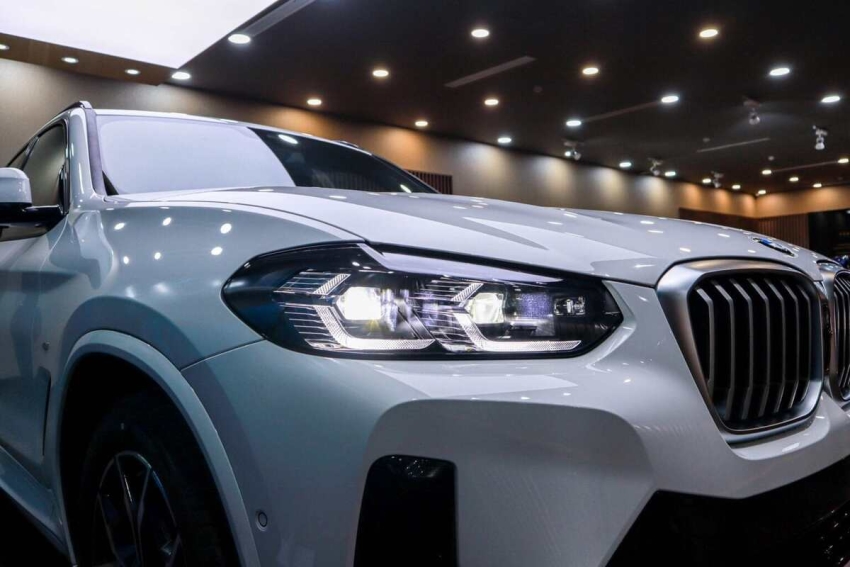 Cụm đèn trước sử dụng công nghệ BMW Laserlight cho khả năng chiếu sáng tốt