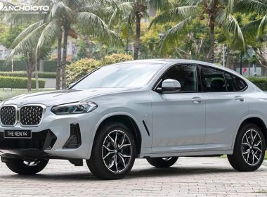 Thân xe BMW X4 khỏe khoắn với những đường dập nổi kéo dài