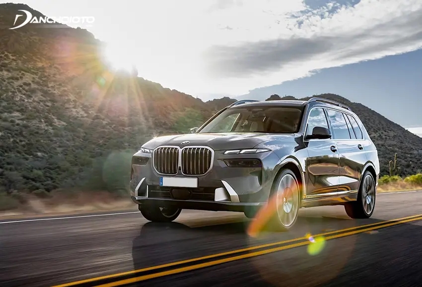 BMW X7 sử dụng hệ thống treo khí nén giúp xe vận hành trơn tru trong nhiều địa hình