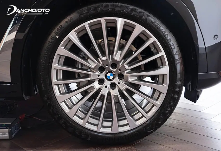 BMW X7 Pure Excellence sở hữu bộ mâm kích thước 22 inch kiểu Multi Spoke 757 đầy quyền lực