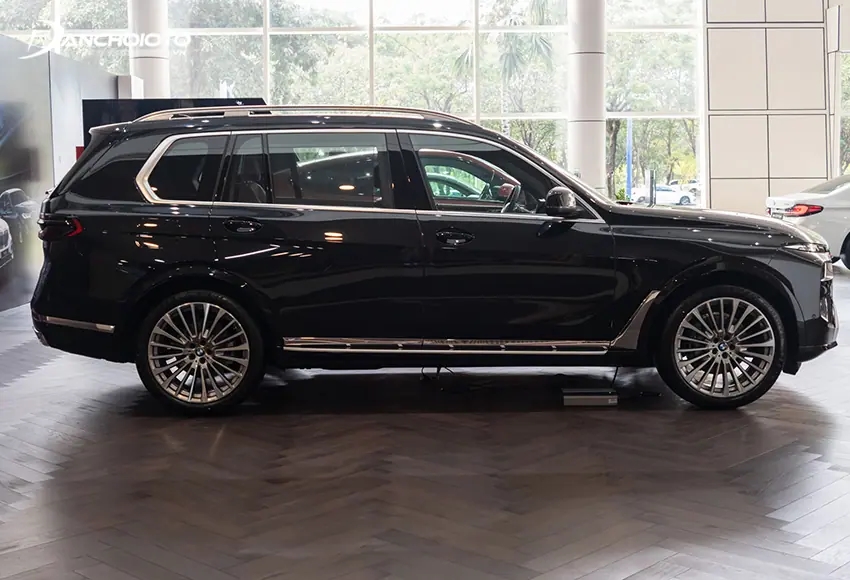 Thân xe BMW X7 ấn tượng với nhiều mảng vuông và đường gân dập mạnh mẽ