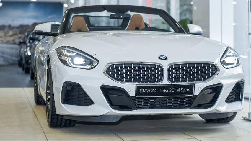 Đầu xe BMW Z4 nổi bật với cụm lưới tản nhiệt mạ chrome đặt ngang