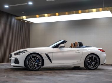 Phần thân mạnh mẽ với những đường gân nổi của BMW Z4