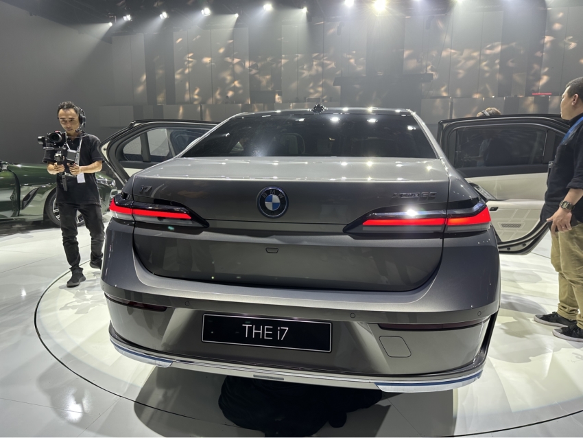 BMW i7 có tạo hình đuôi xe không quá cầu kỳ nhưng vẫn toát lên sự đẳng cấp