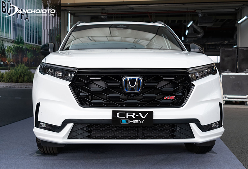 Đầu xe Honda CR-V nổi bật với bộ lưới tản nhiệt hình lục giác