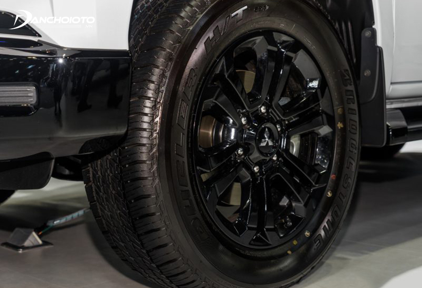 Mitsubishi Triton Athlete sử dụng lazang 18 inch 6 chấu hoa màu sơn đen