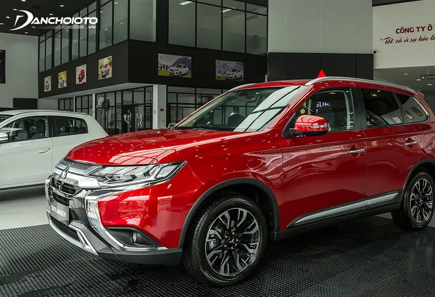 Mitsubishi Outlander là một trong các mẫu xe ô tô gia đình giá rẻ nhất trong phân khúc 7 chỗ tầm trung