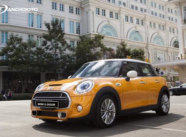 Mini Cooper 5 cửa là một mẫu xe sang giá rẻ nhỏ gọn, mang phong cách trẻ trung, năng động