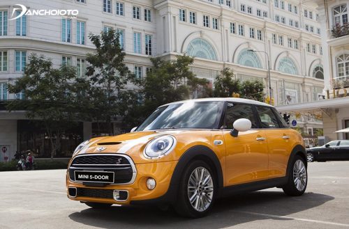 Mini Cooper 5 cửa là một mẫu xe sang giá rẻ nhỏ gọn, mang phong cách trẻ trung, năng động