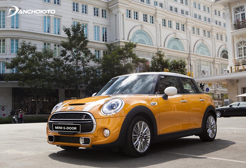 Mini Cooper 5 cửa là một mẫu xe sang giá rẻ nhỏ gọn, mang phong cách trẻ trung, năng động