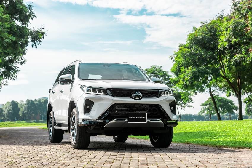 Toyota Fortuner tuy không hẳn là xe giá rẻ nhưng cũng là một mẫu SUV 7 chỗ hạng D có giá bán tương đối “mềm”