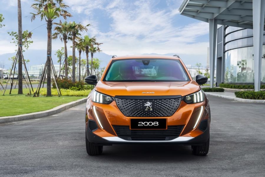 Peugeot 2008 thể hiện rõ nét trẻ trung và năng động ngay từ phần đầu xe