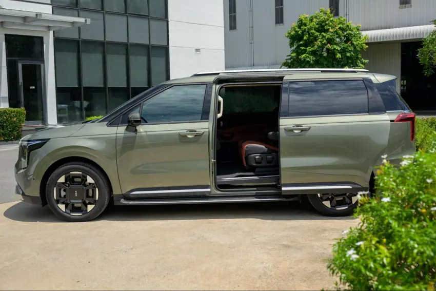 Hai cửa hông của Kia Carnival được thiết kế trượt điện thông minh
