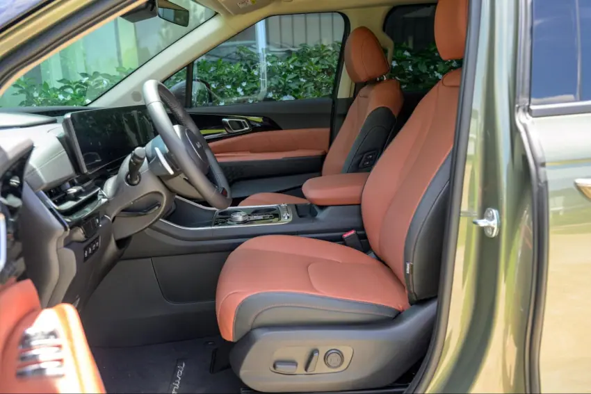 Hàng ghế trước của Kia Carnival có đầy đủ các tính năng chỉnh điện, nhớ vị trí, sưởi và làm mát nhiều cấp độ