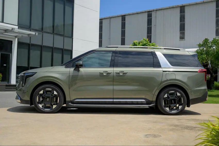 Phần thân xe Kia Carnival, những đường nét thiết kế gãy gọn tiếp tục làm chủ đạo