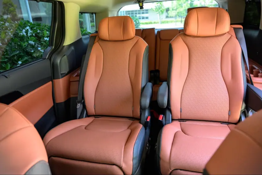 Hàng ghế thứ hai Kia Carnival có tuỳ chọn 2 ghế hoặc 3 ghế