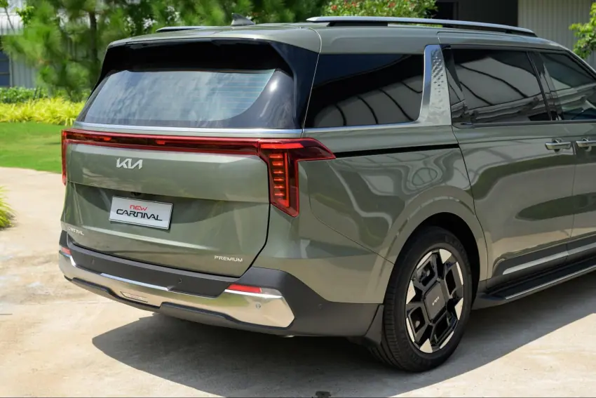 Đuôi xe Kia Carnival phảng phất phong phái của các mẫu SUV hạng sang cỡ lớn