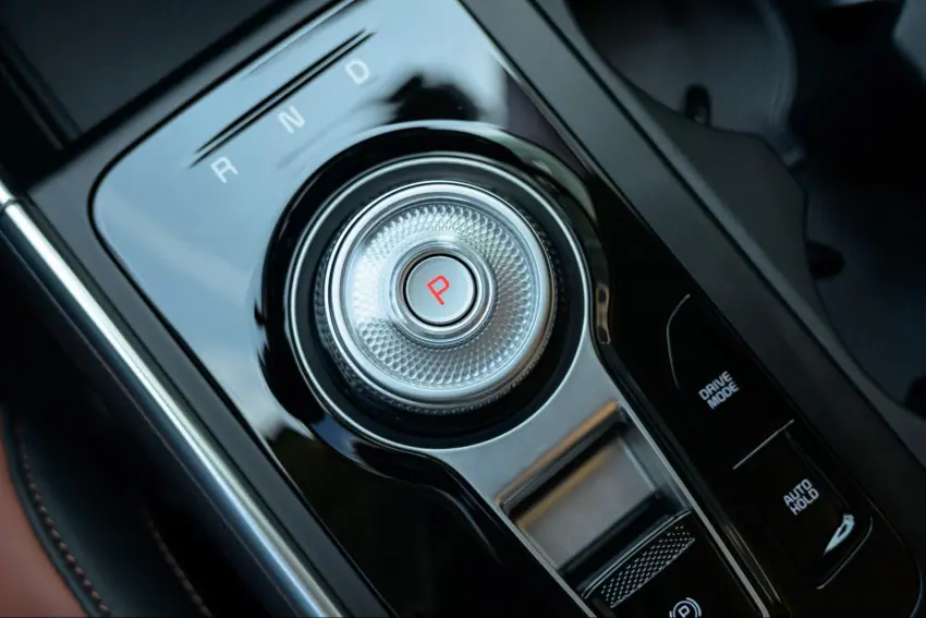 Kia Carnival đó là xe sử dụng nút xoay chuyển số điện tử tương tự như một số mẫu xe sang châu u