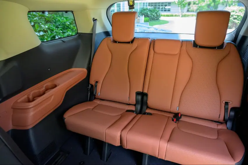 Hàng ghế thứ ba trên Kia Carnival có thể ngả đến 120 độ