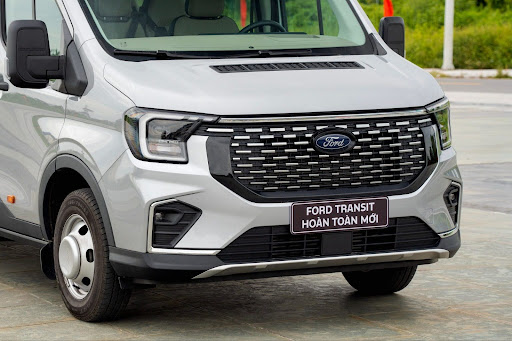 Cum den truoc Ford Transit 2024 van giu nguyen thiet ke quen thuoc